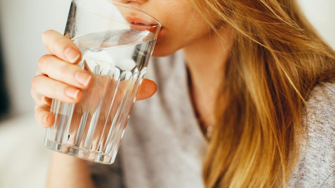 minum air hangat pagi hari metabolisme