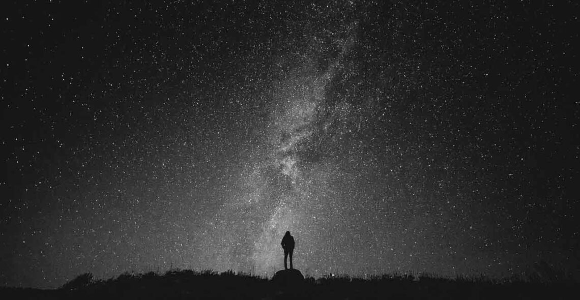 menatap langit malam