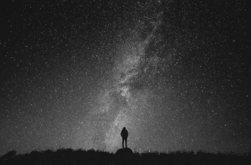 menatap langit malam