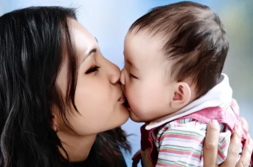 mencium bayi