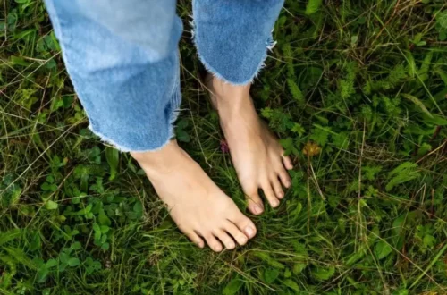 jalan tanpa alas kaki di rumput