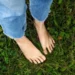 jalan tanpa alas kaki di rumput