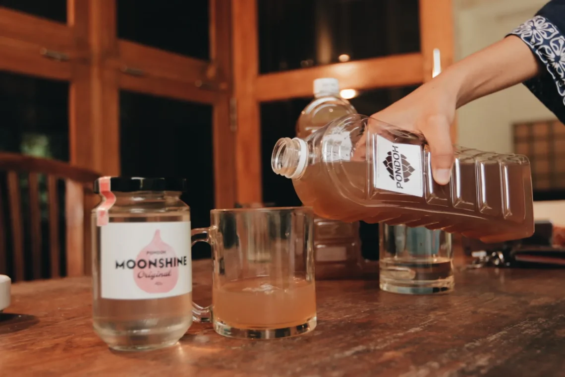 Mengaduk Minuman Perlahan