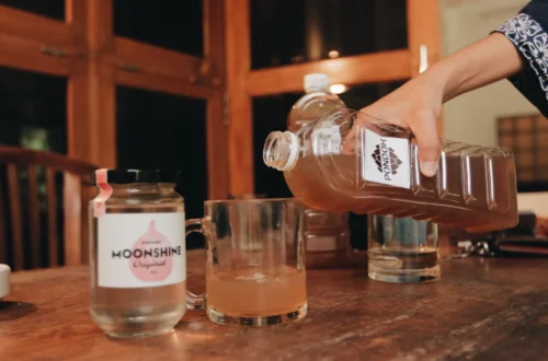 Mengaduk Minuman Perlahan