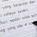 menulis dengan pena tinta
