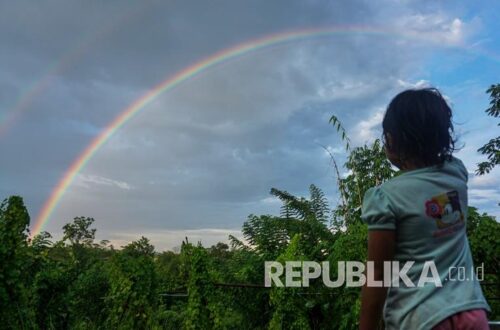 Mengamati pelangi