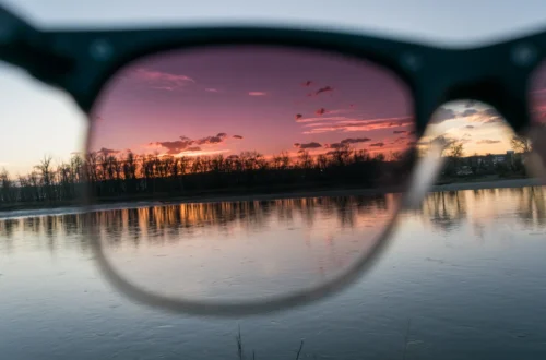 Menatap Refleksi Cahaya di Permukaan Air