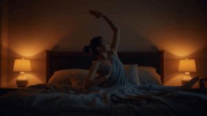 Wanita melakukan peregangan sebelum tidur